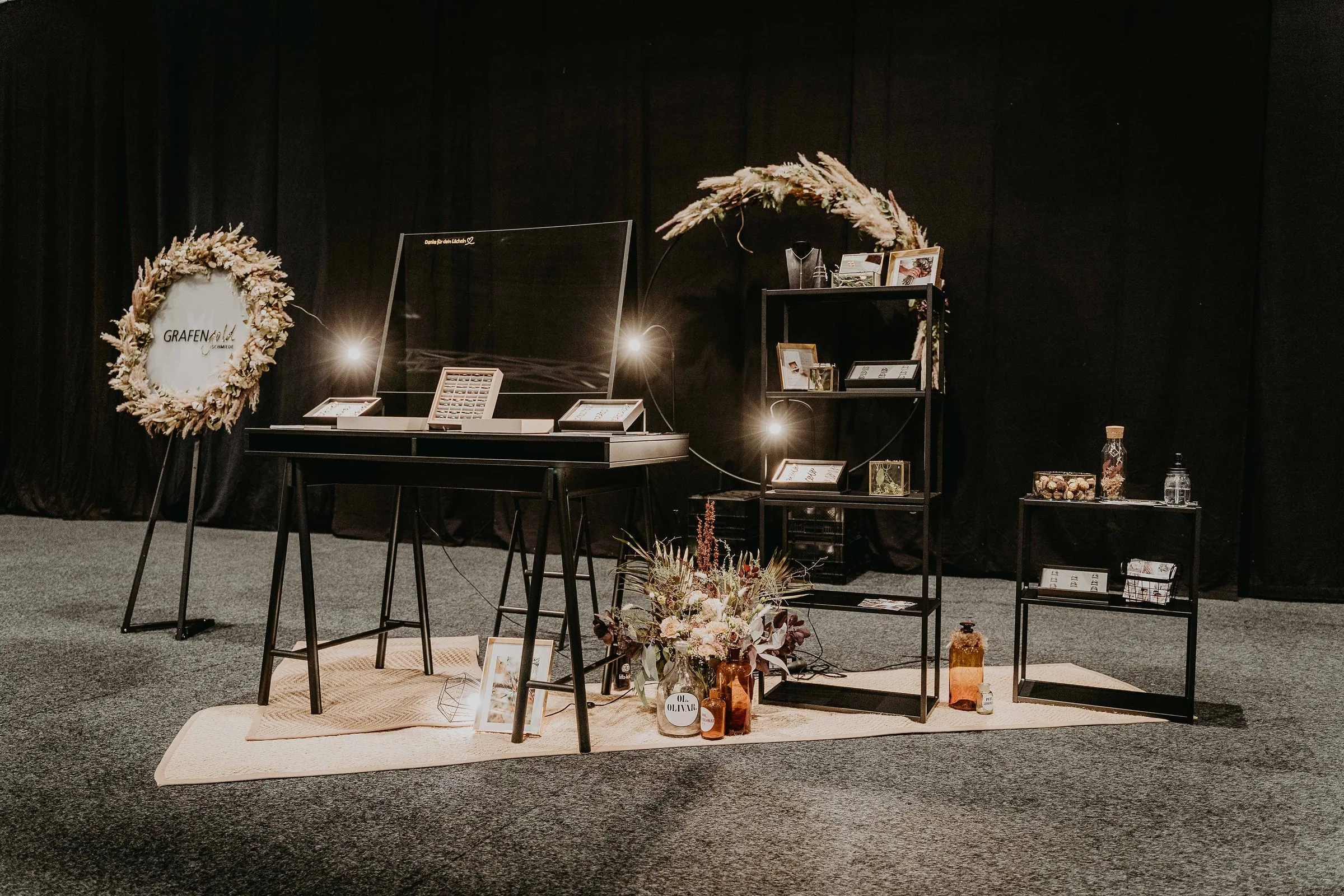 Messestand von Grafengold auf der Hochzeitsmesse mit Ringvitrinen