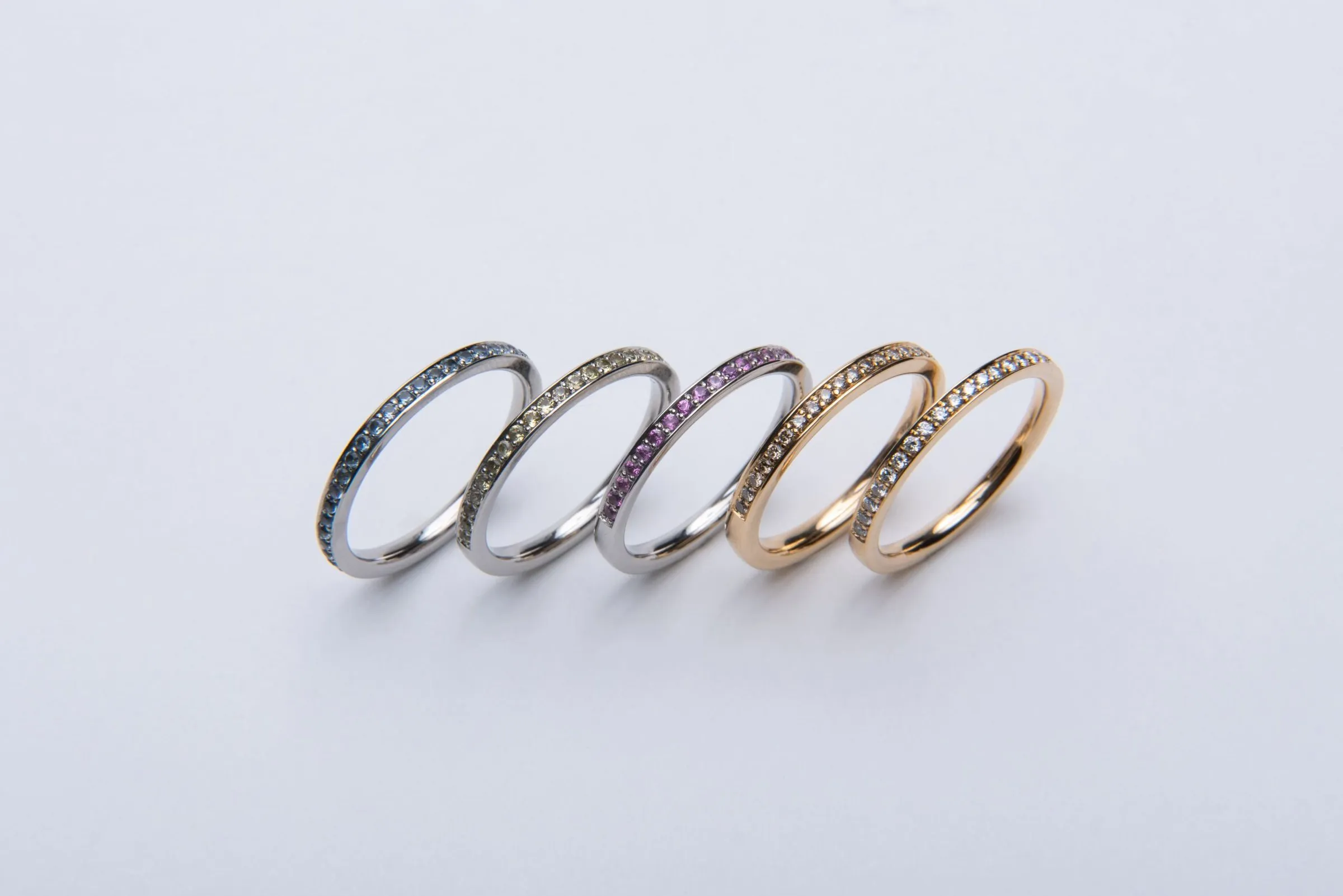 Memoire-Ringe in Gelbgold und Weißgold nebeneinander