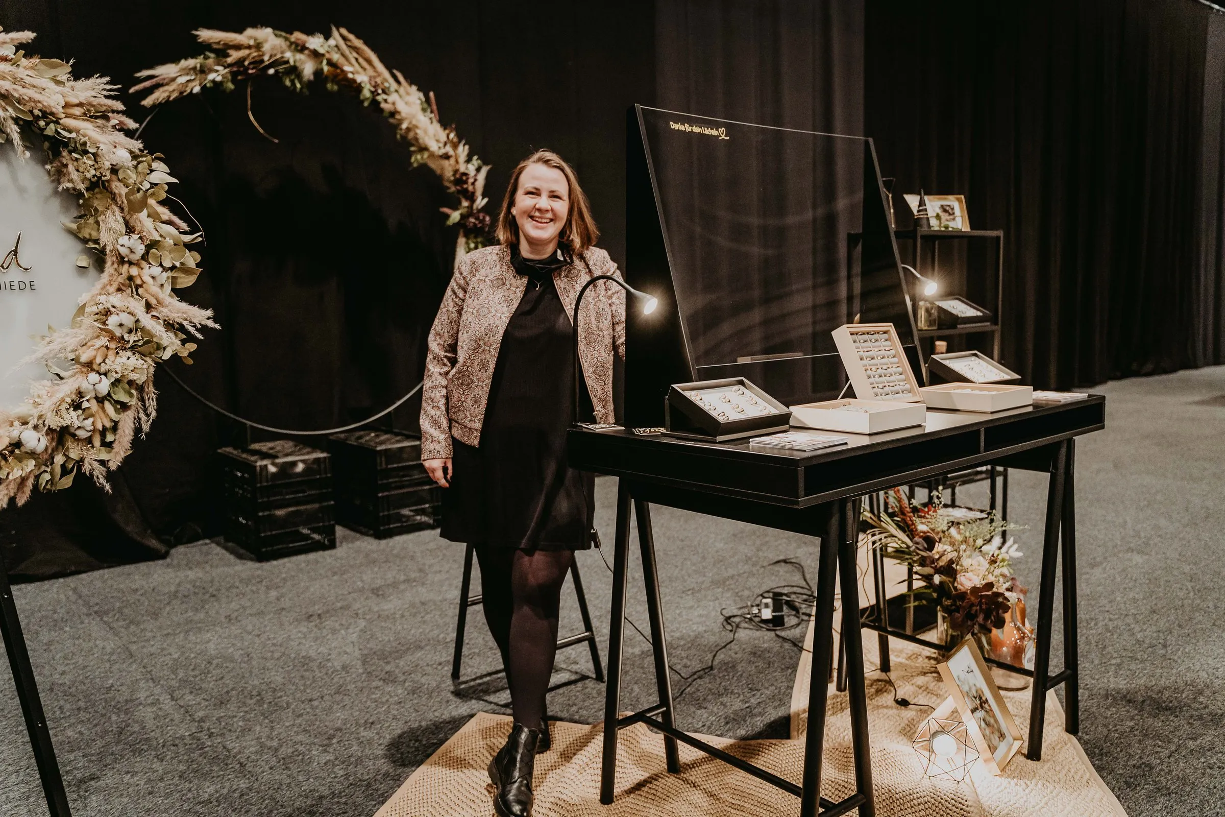 Goldschmiedin Nele Markgraf an ihrem Messestand auf der Hochzeitsmesse