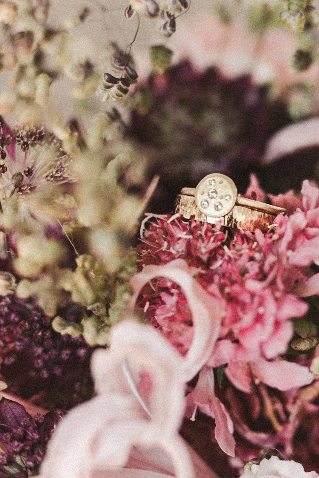 Strukturierter Ring mit Diamanten zwischen Blumen