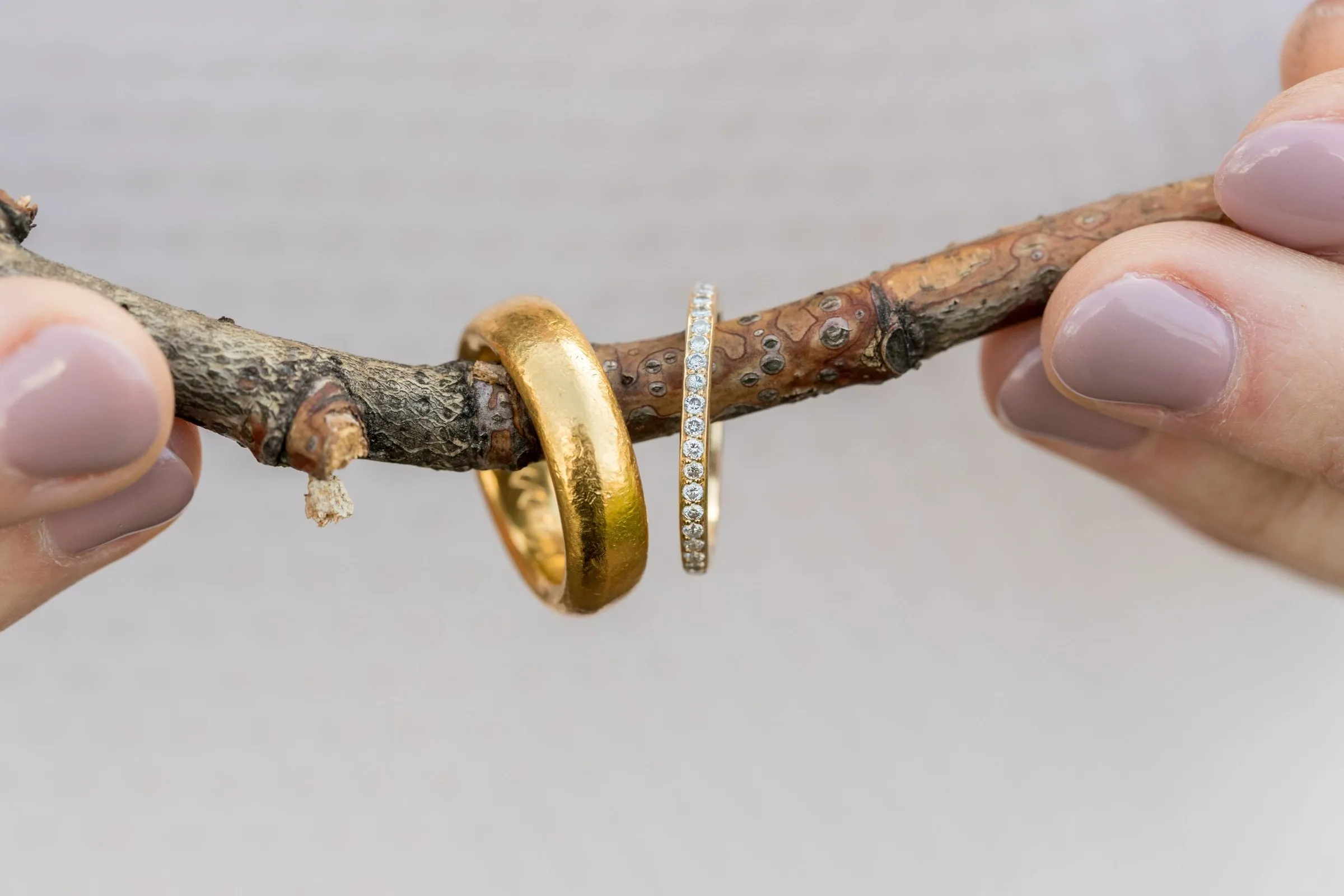 Trauringe aus Feingold mit Hammerschlag-Oberfläche