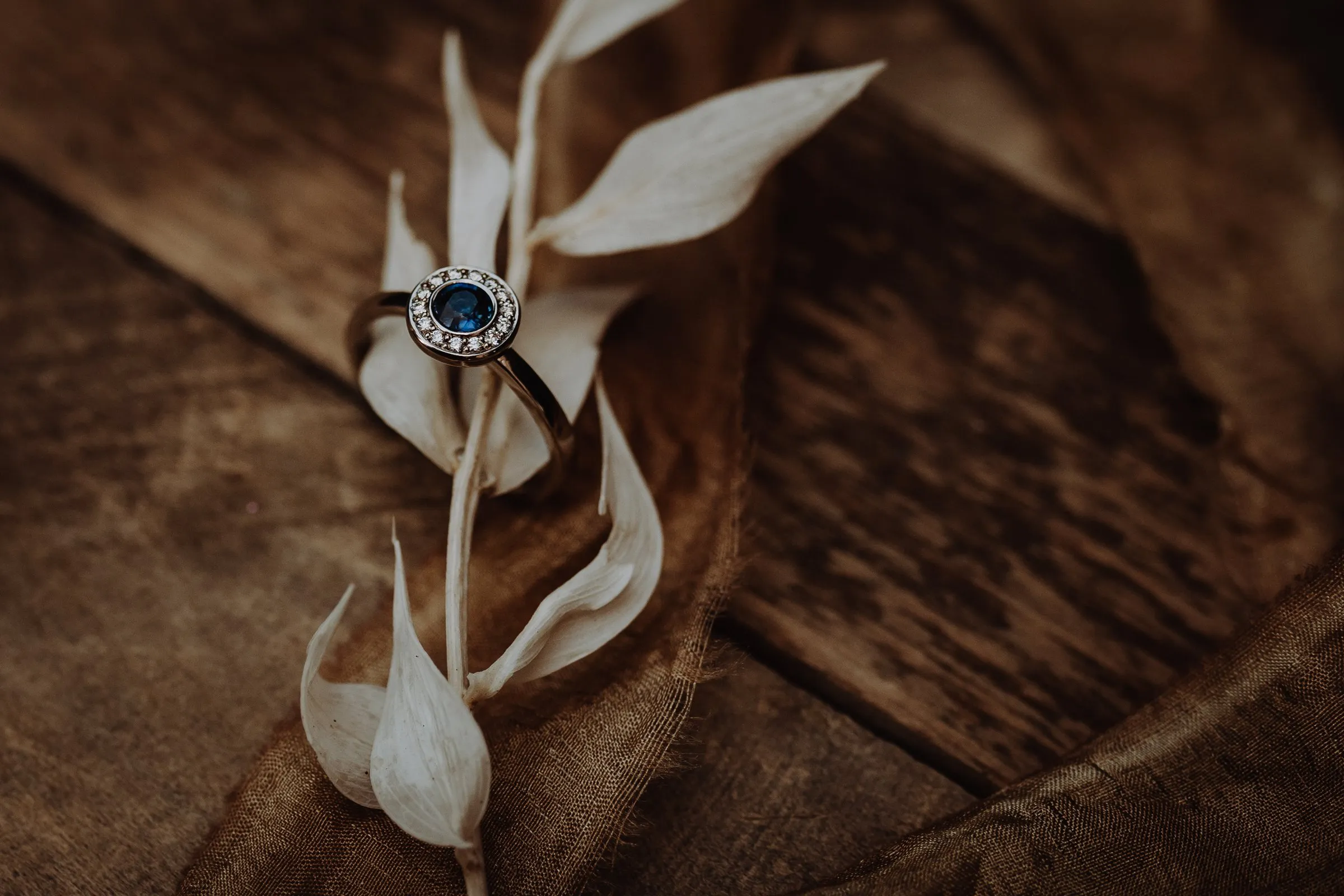 Saphirring mit Diamantkranz