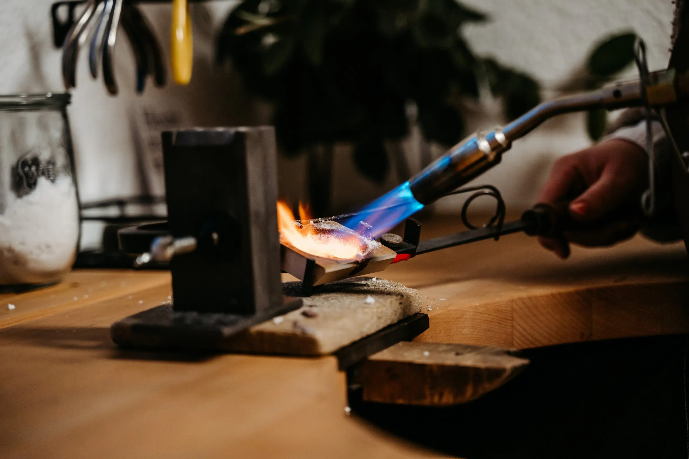 Löten mit offener Flamme an der Werkbank der Goldschmiede Grafengold