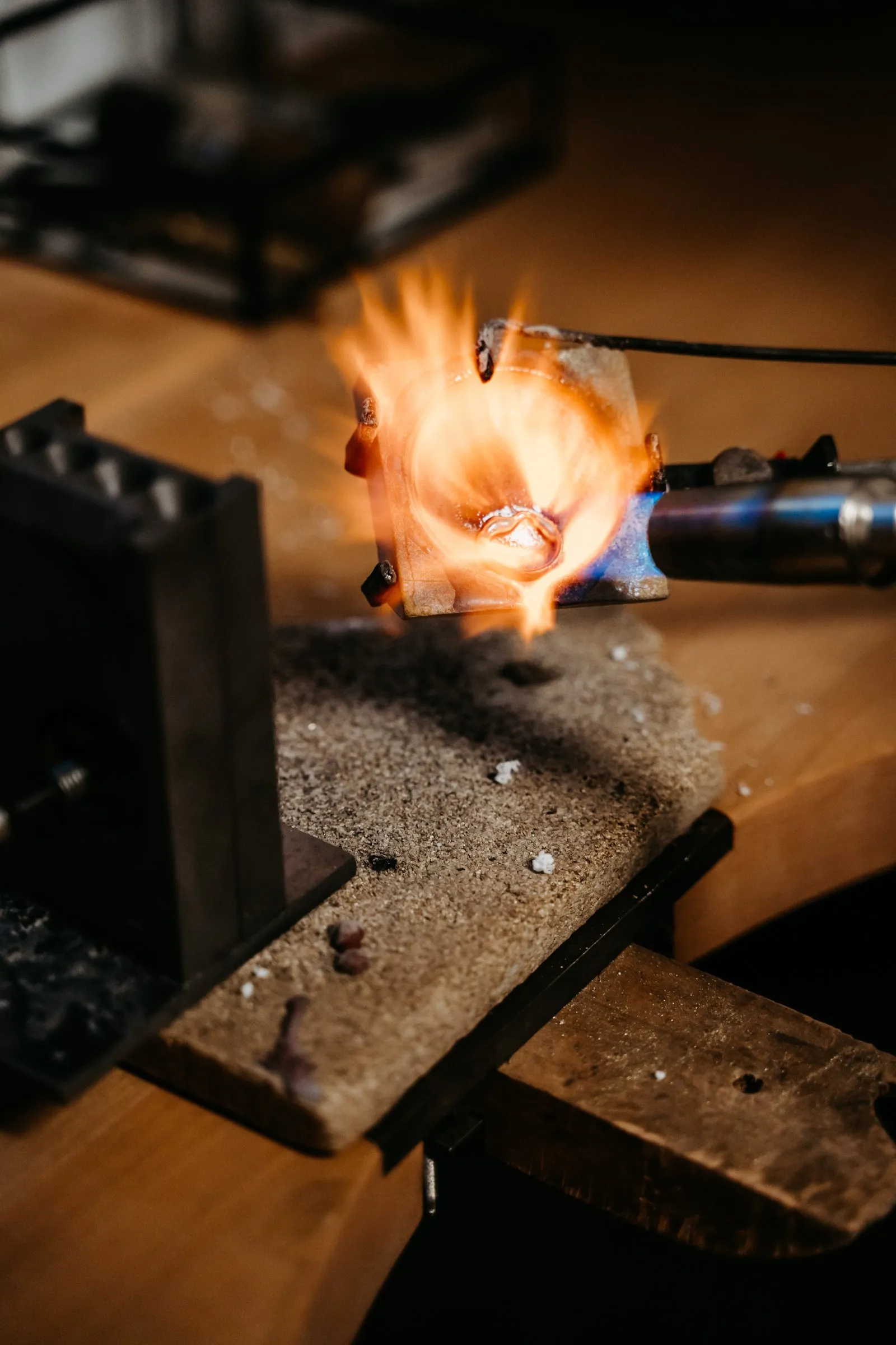 Lötflamme auf dem Lötblock in der Grafengold-Werkstatt